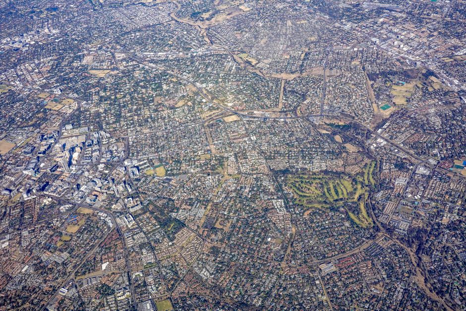 Foto udara kawasan padat penduduk — ilustrasi jangkauan layanan SinergiHome di Kota Bandung